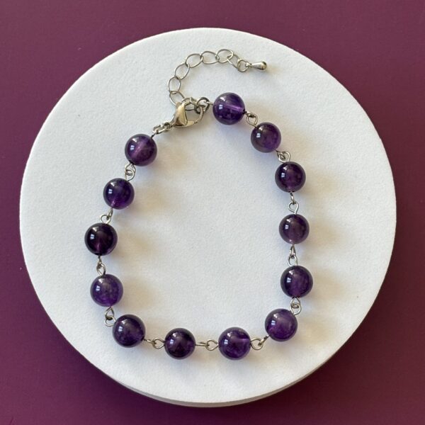 Bijou élégant : bracelet en pierres d’améthyste et métal argenté