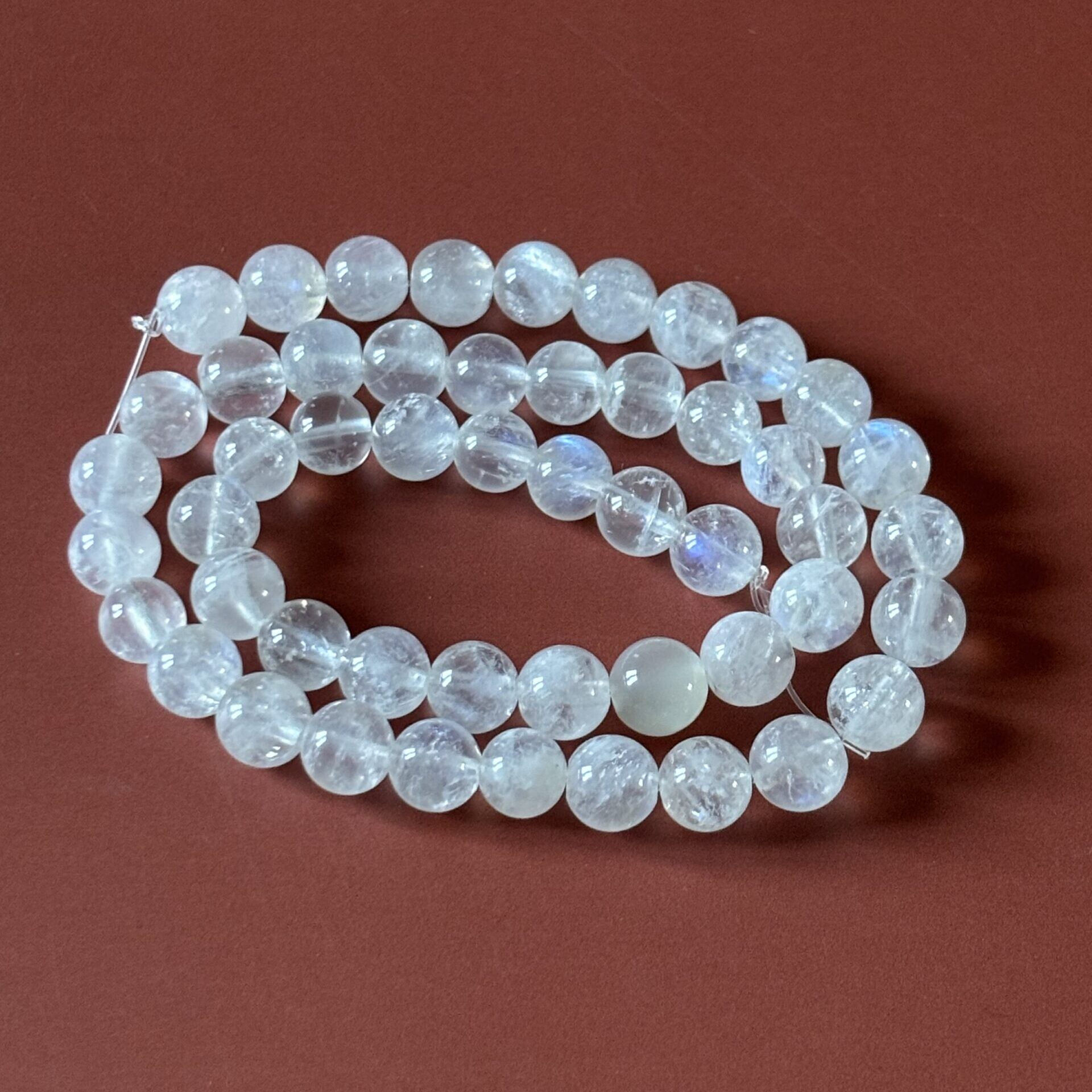 Collier artisanal avec perles de Pierre de Lune scintillantes, énergie et bien-être