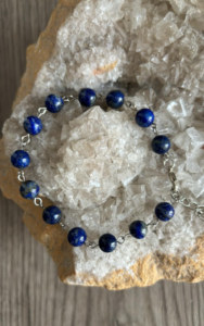 Lapis lazuli en perles de 8 mm sur chainette métal argenté