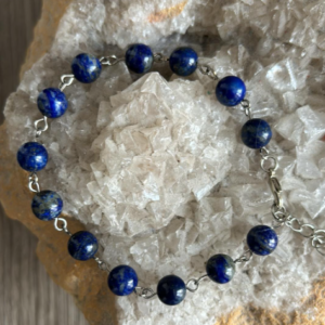 Lapis lazuli en perles de 8 mm sur chainette métal argenté