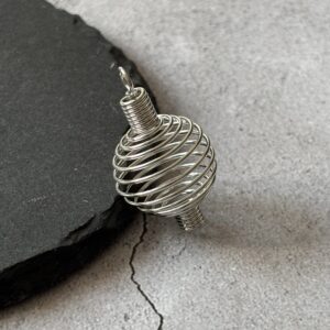 Cage spirale argentée pour perle naturelle ou pierre roulée en pendentif personnalisé