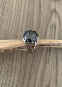 Hématite naturelle sur bague métal argenté