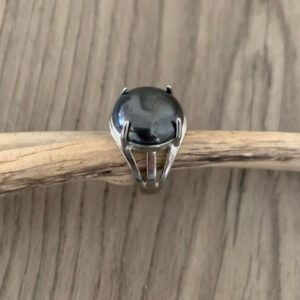 Hématite naturelle sur bague métal argenté