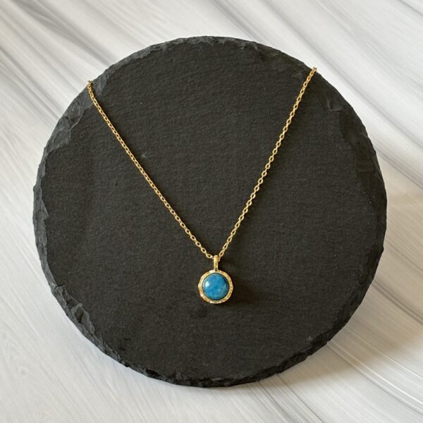 Bijou délicat en Apatite – chaîne plaquée or et pierre bleue apaisante