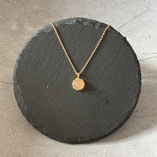 Bijou doré avec pierre de soleil scintillante orangée