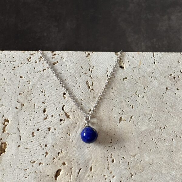 Chaîne plaquée platine et perle de Lapis Lazuli – création artisanale élégante