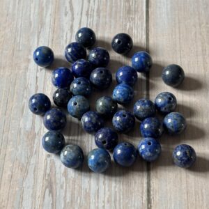 Perles de lapis lazuli aux éclats dorés, pierres fines polies