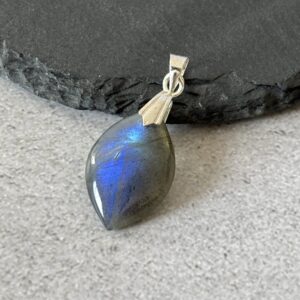 Labradorite bleu-gris en pendentif marquise – éclat mystique et qualité supérieure