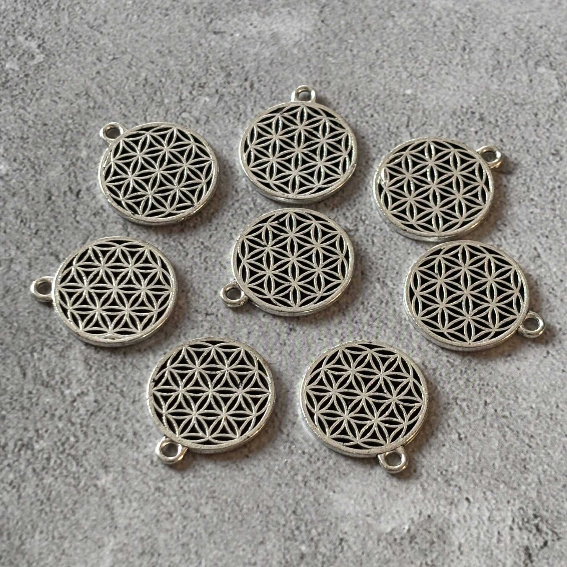 Breloque Fleur de Vie en métal doré, symbole sacré d’harmonie et d’énergie positive pour bijoux artisanaux.