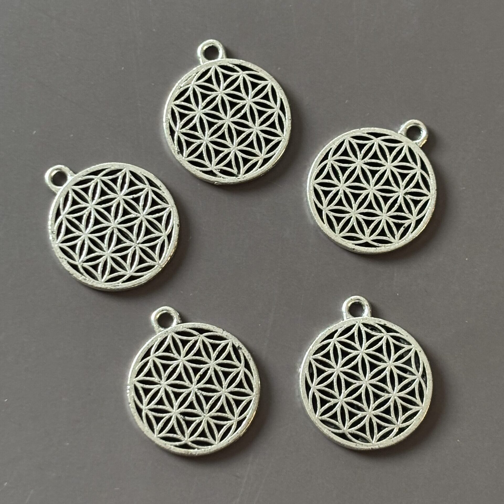 Charm Fleur de Vie spirituel pour bracelet ou collier, accessoire ésotérique favorisant équilibre et protection.