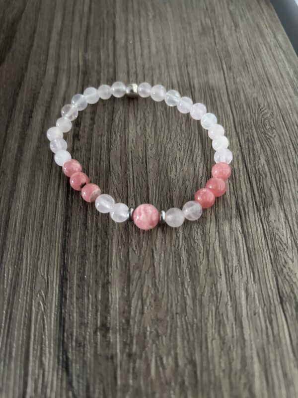 Quartz rose et rhodochrosite naturelle pour ce bracelet aux perles du signe du lion