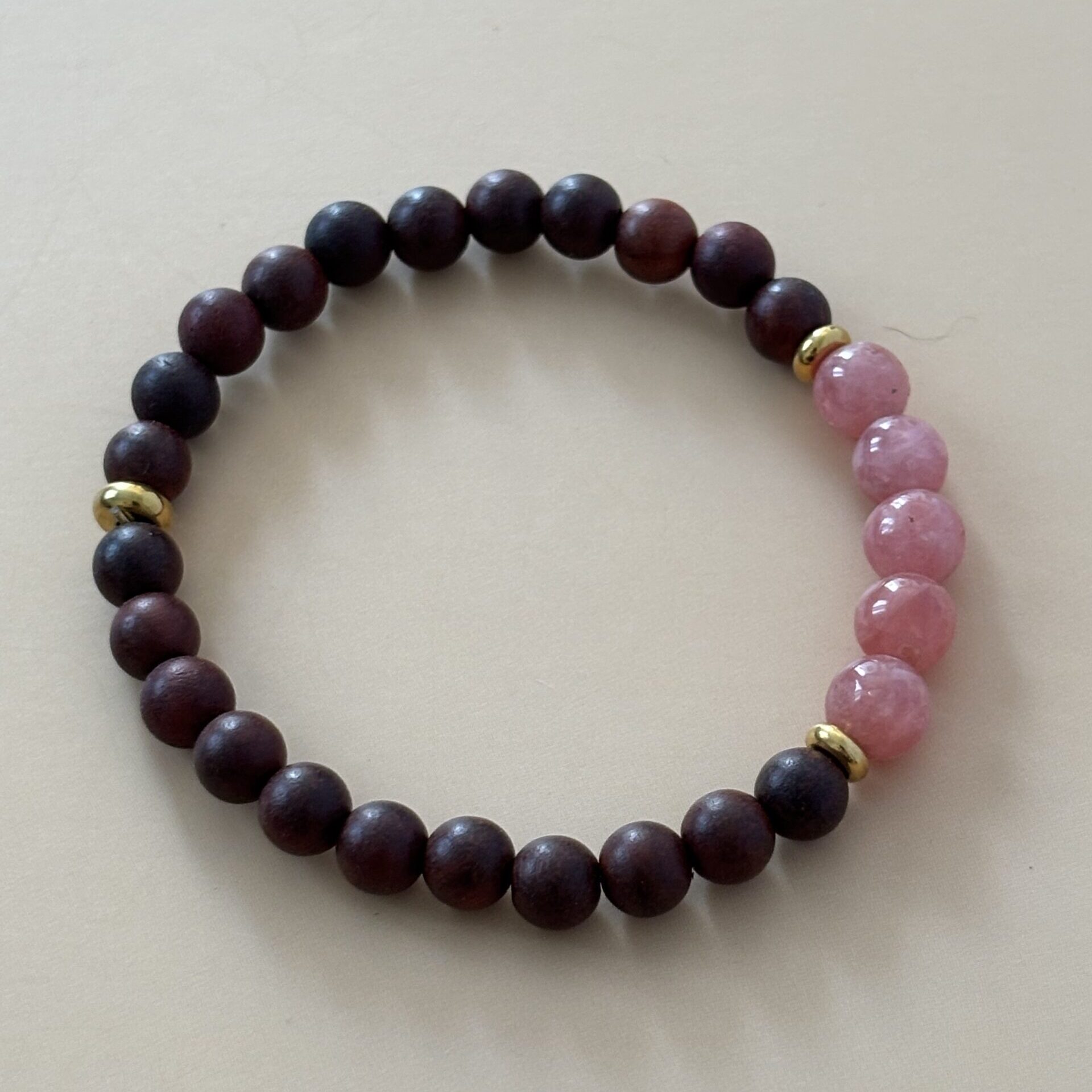 Bracelet lithothérapie rhodochrosite et bois de rose pour apaiser les émotions