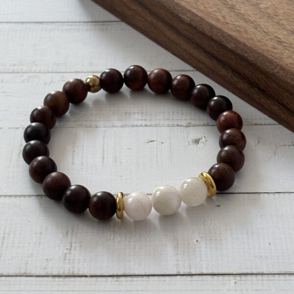 Bijou artisanal bracelet kunzite et bois de rose – lithothérapie et bien-être