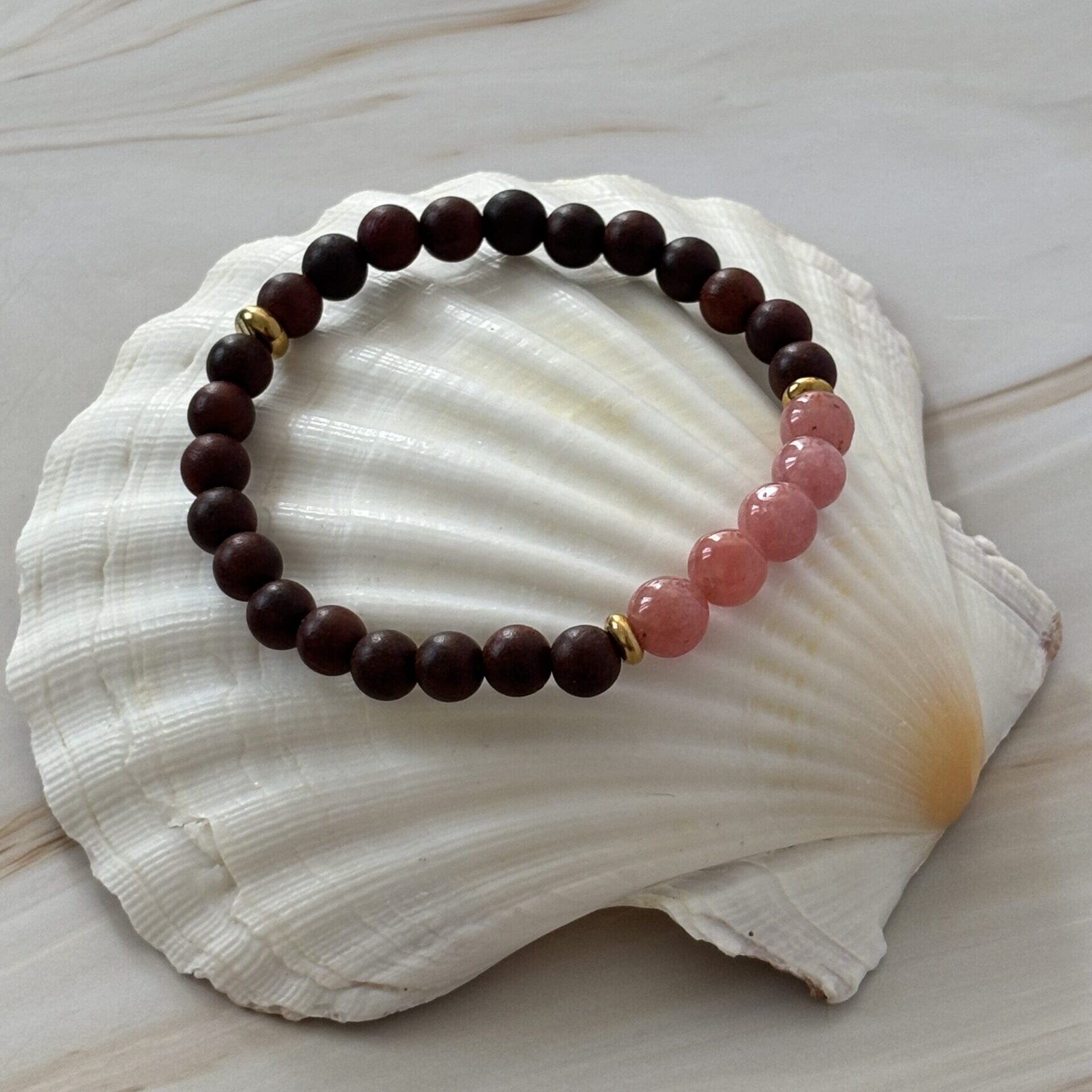 Bracelet en rhodochrosite et bois de rose fait main – bijou naturel énergisant
