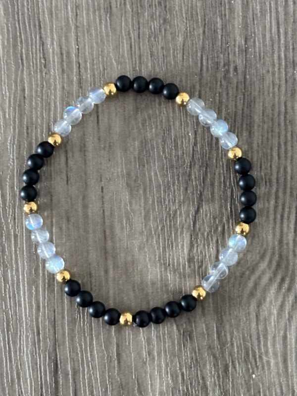 Labradorite extra et onyx mat en perles de 4 mm avec séparateur acier plaqué or