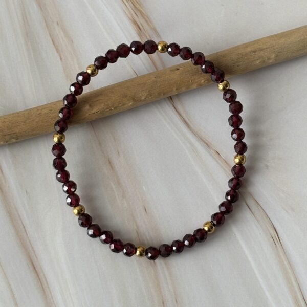 Bracelet perles 4 mm grenat avec séparateur en acier plaqué or – bijou fait main raffiné