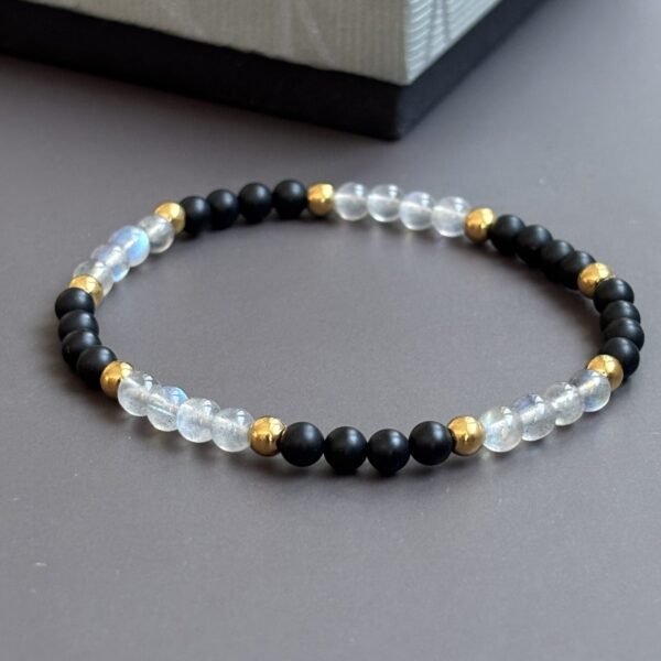 Bracelet labradorite et onyx mat 4 mm, séparateur doré – création artisanale