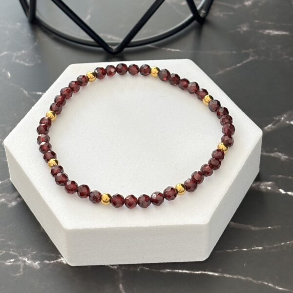 Bijou en Grenat naturel – bracelet fin avec séparateurs en acier plaqué or