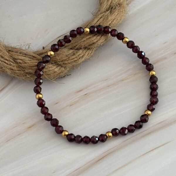 Bracelet pierres naturelles – perles de Grenat et acier doré