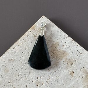 pendentif pierre jade noir élégant