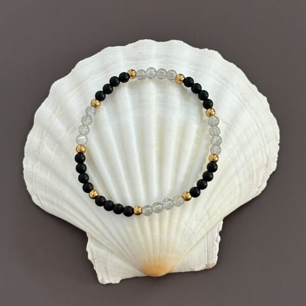 Bijou en labradorite et onyx mat avec perles fines et séparateur plaqué or