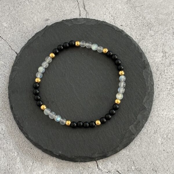 Création en labradorite et onyx mat, perles 4 mm, finition dorée