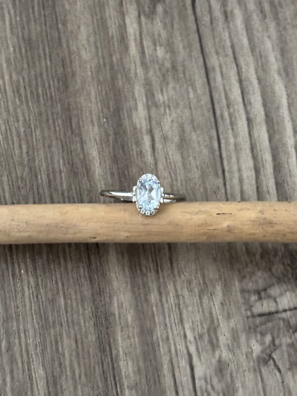 Bague réglable laiton plaqué argent ornée d'une topaze bleue de qualité extra