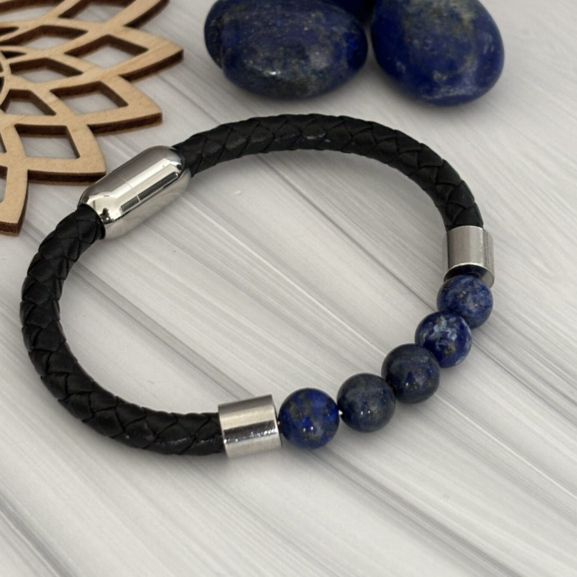 Bijou élégant mêlant cuir noir et lapis lazuli