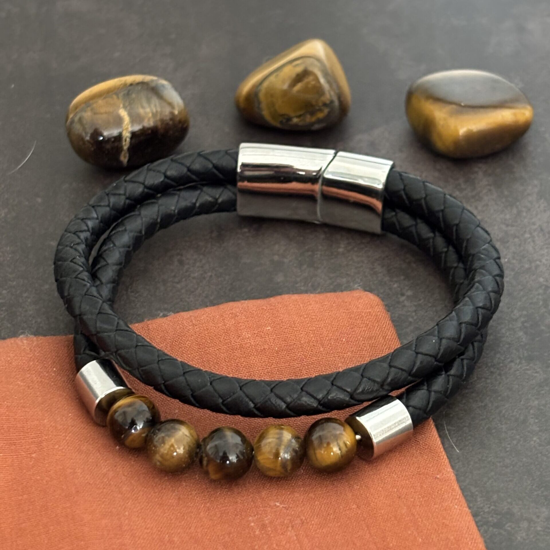 Bijou homme en cuir et pierre naturelle marron doré