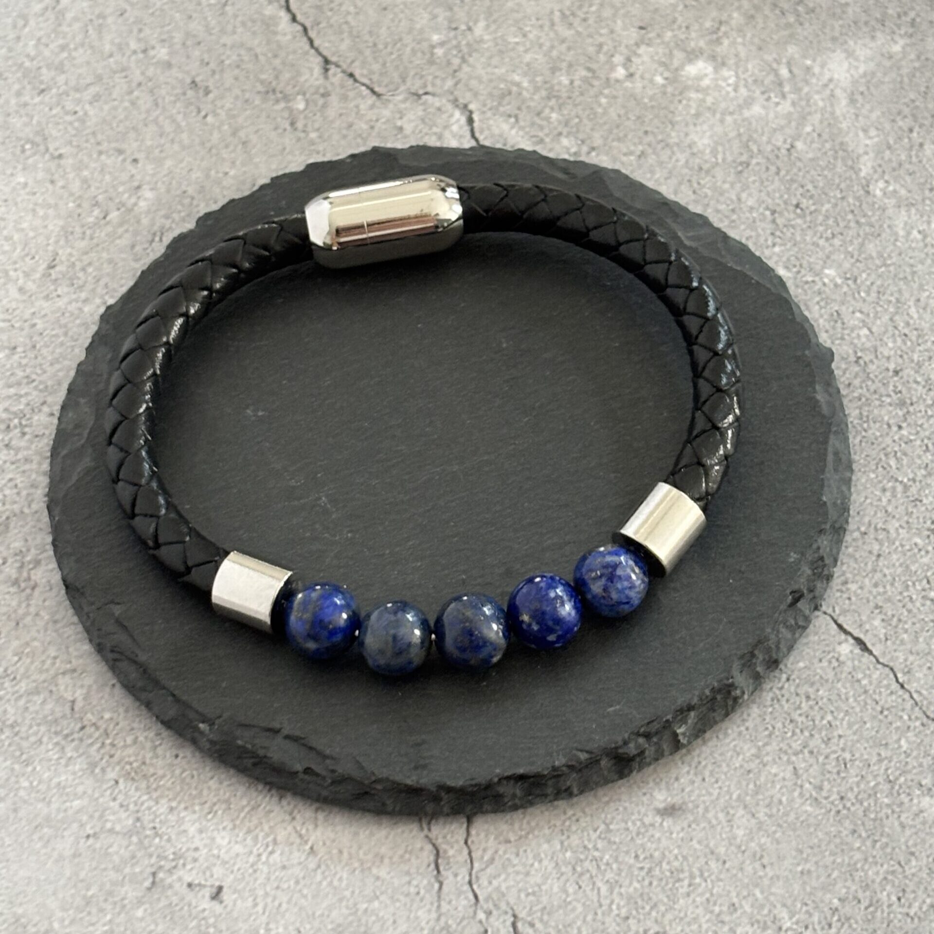 Bracelet en cuir tressé et perles de Lapis Lazuli – force et sérénité
