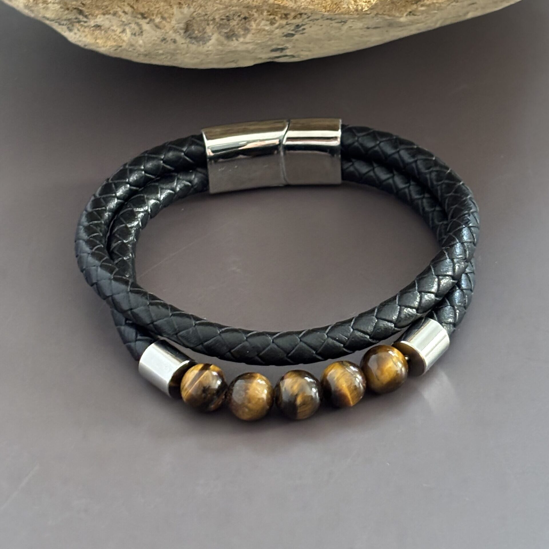Bijou homme en cuir et Œil de Tigre – bracelet double avec pierres naturelles