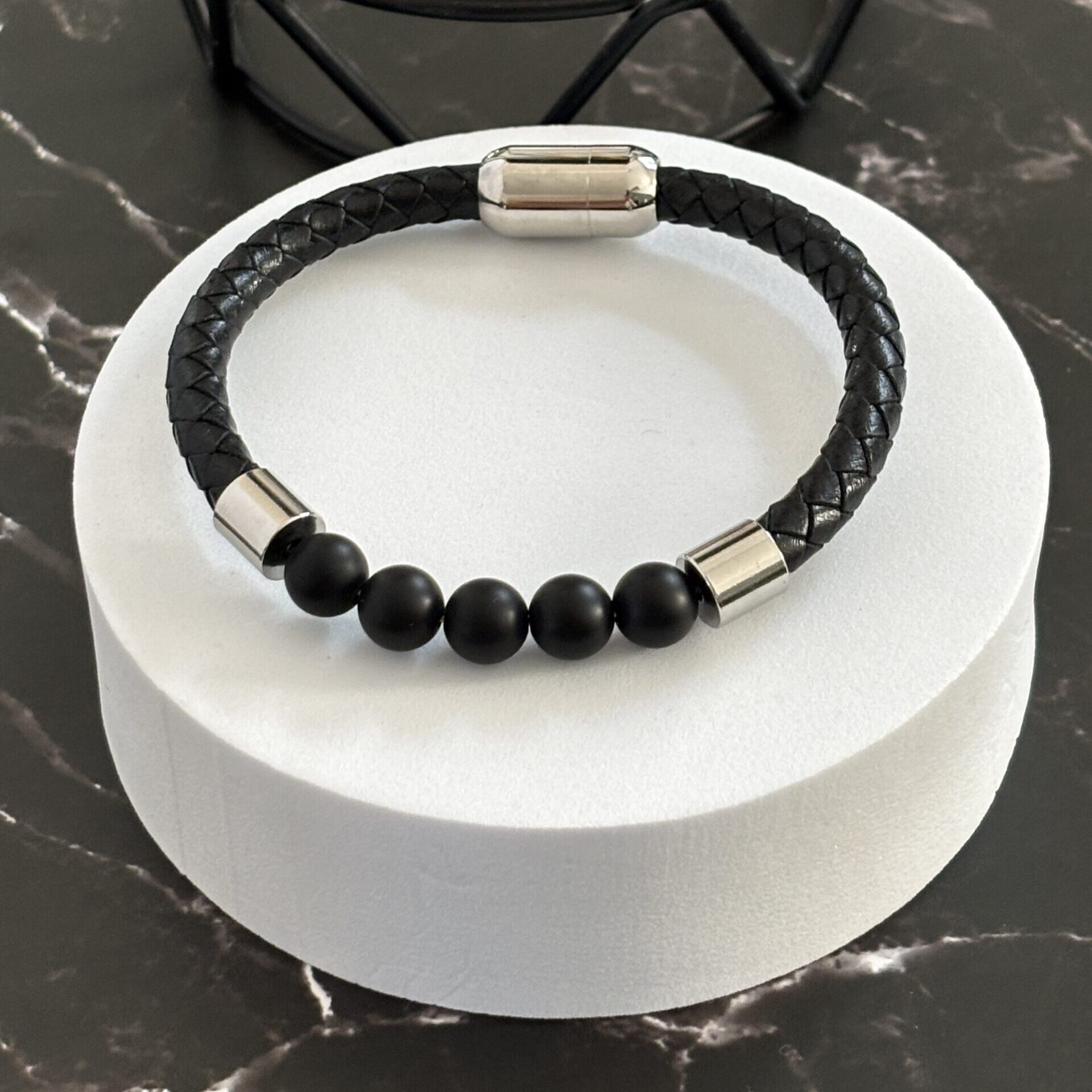 Bracelet minimaliste cuir et Onyx – pierre de protection et sobriété