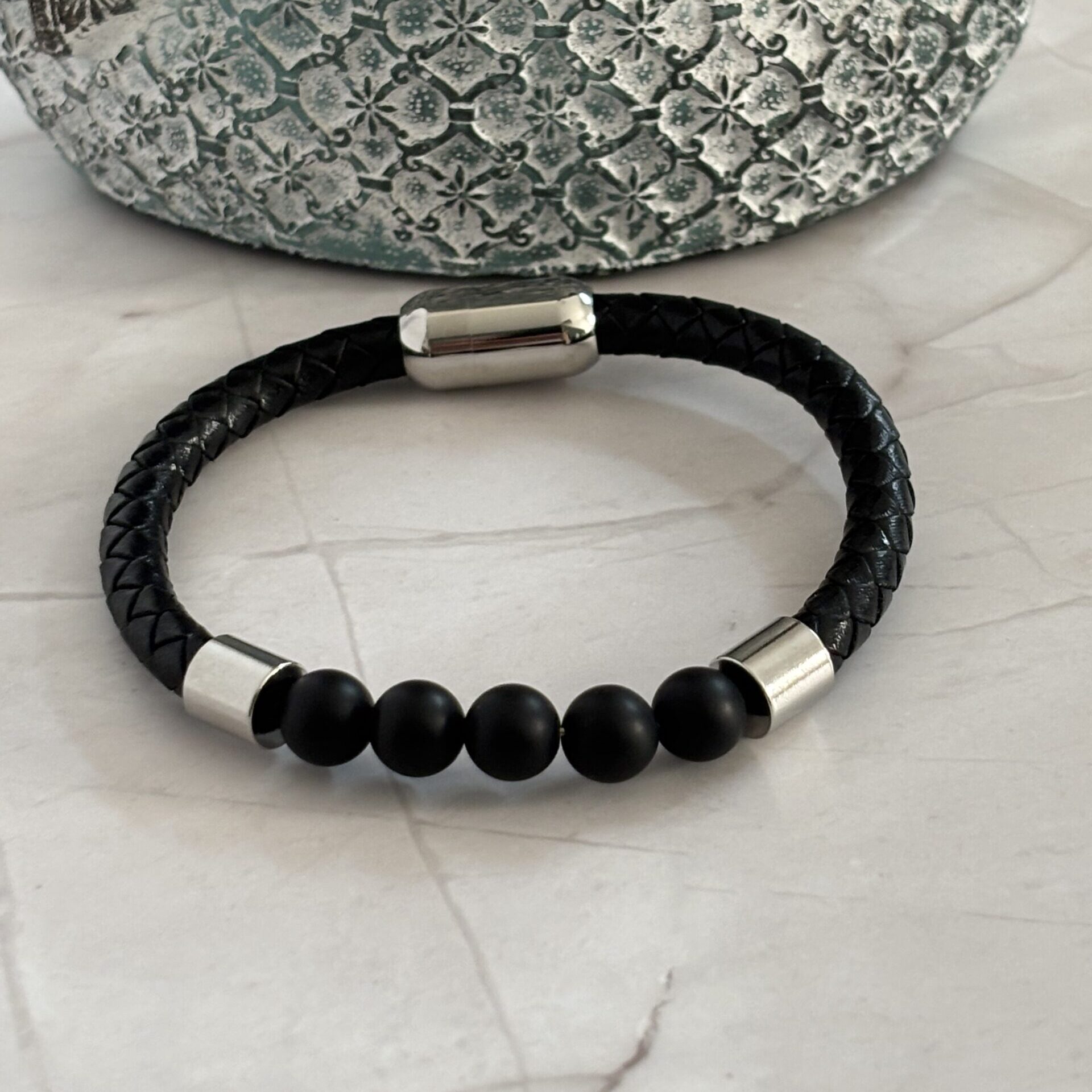 Bracelet en cuir véritable et Onyx – perles noires montées en simple rang