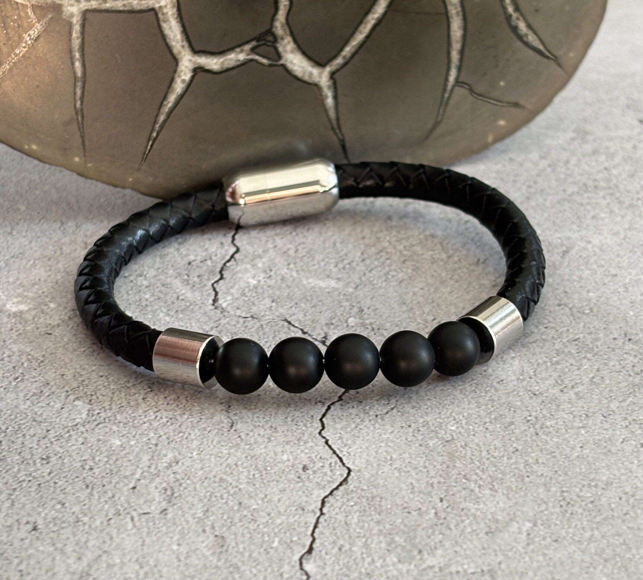 Bracelet cuir et perles d’Onyx noir – style épuré et énergie protectrice
