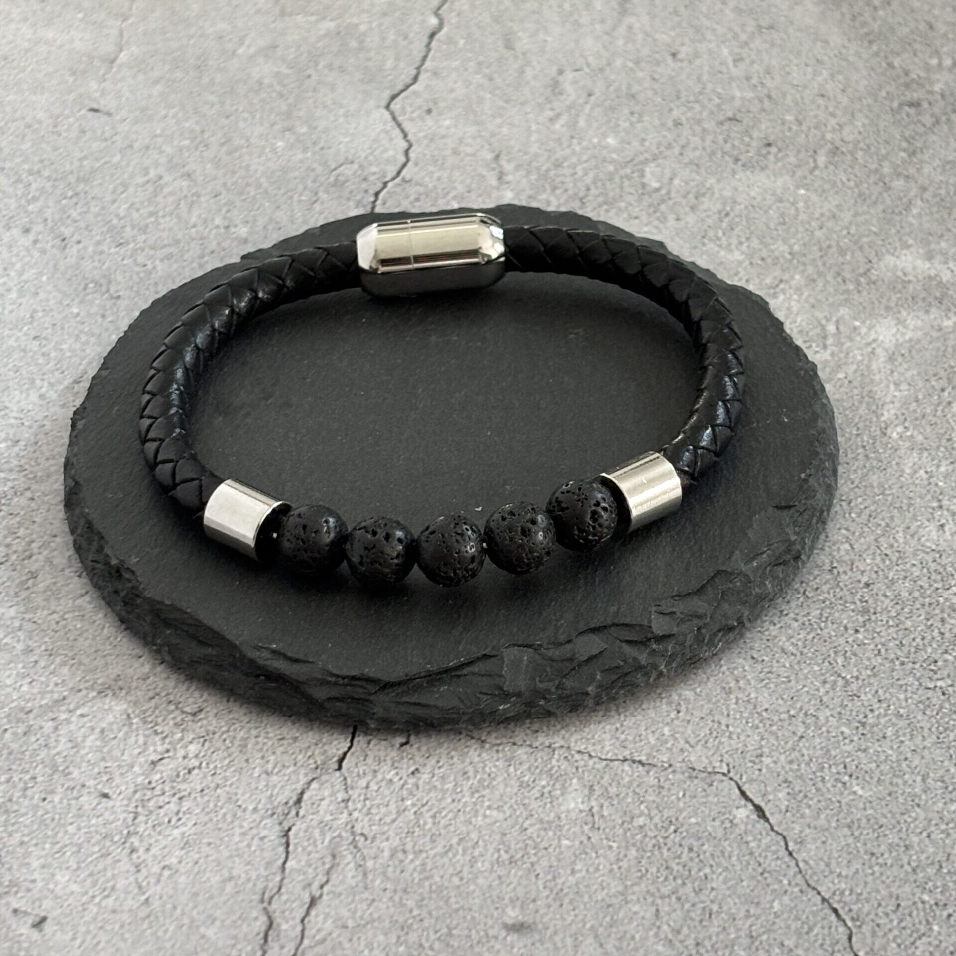 Bijou en cuir avec pierres de lave – bracelet épuré pour homme ou femme