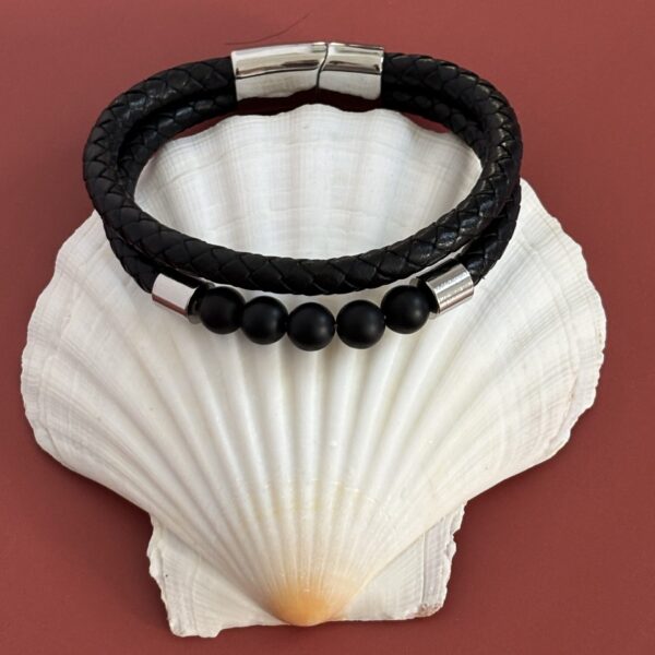Bracelet double rang cuir et Onyx – élégance sobre et protection énergétique