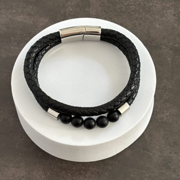 Bijou en cuir avec perles d’Onyx – bracelet double tour fait main