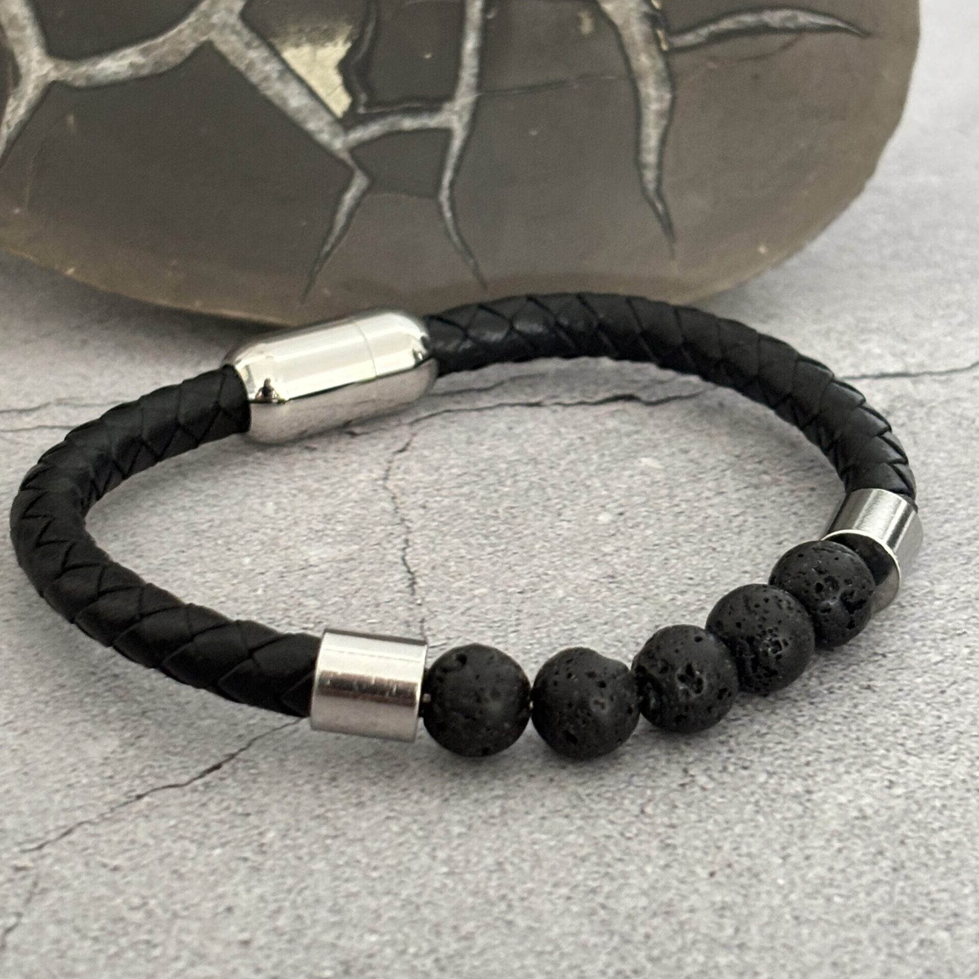 Bijou homme en cuir et perles volcaniques