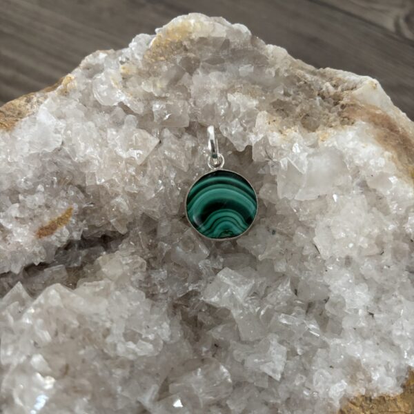 Malachite naturelle, pendentif cerclé acier plaqué argent