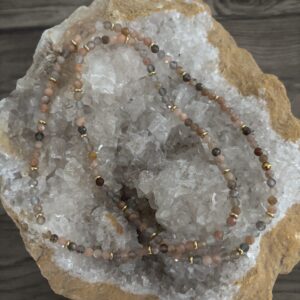 Collier en pierre de lune multicolore avec perles facettées 4 mm et séparateurs en acier plaqué or