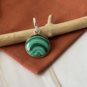 Bijou en malachite naturelle cerclé de métal argenté