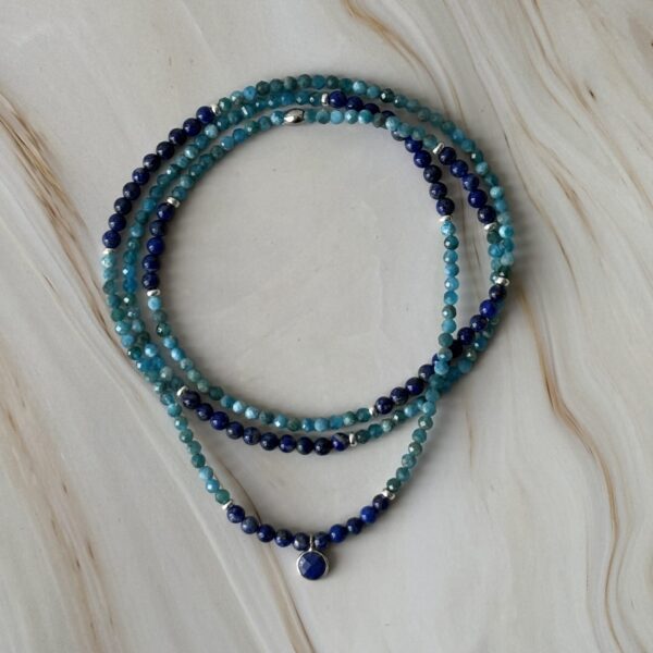 Collier double bleu – Lapis Lazuli profond et Apatite claire avec séparateurs argentés