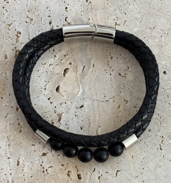 Bracelet en perles d’Onyx monté sur cuir – look moderne et pierre naturelle