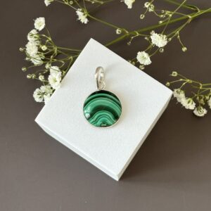 Pendentif Malachite cerclé – bijou en acier argenté aux vertus protectrices