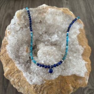 collier de perles naturelles apatite et lapis lazuli 4 mm