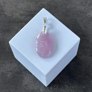 Bijou en quartz rose – énergie douce et apaisante