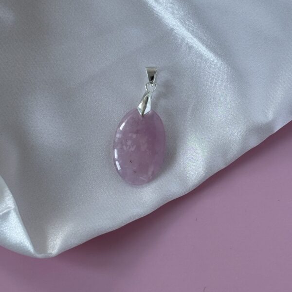 Quartz rose poli – pendentif artisanal aux vertus réconfortantes