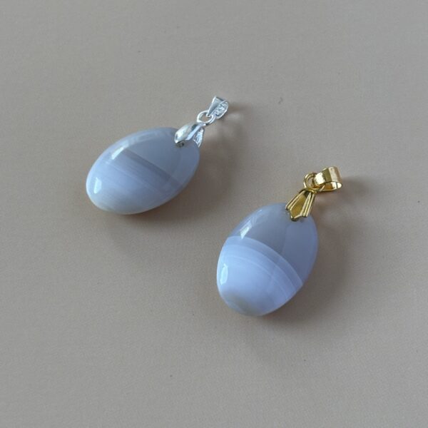 Agate rubanée pendentif ovale – bijou artisanal unique et élégant