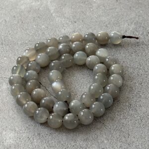 Pierre de lune grise en perles 8 mm favorisant apaisement et énergie féminine