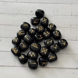 Runes en pierre naturelle obsidienne noire – symbole de protection et énergie spirituelle